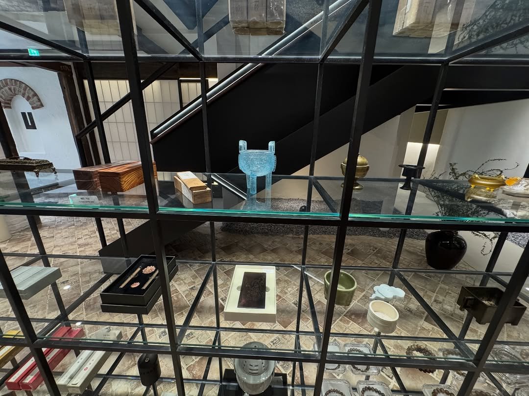 Photo by 아방 on January 21, 2026. May be an image of indoors, window and text.