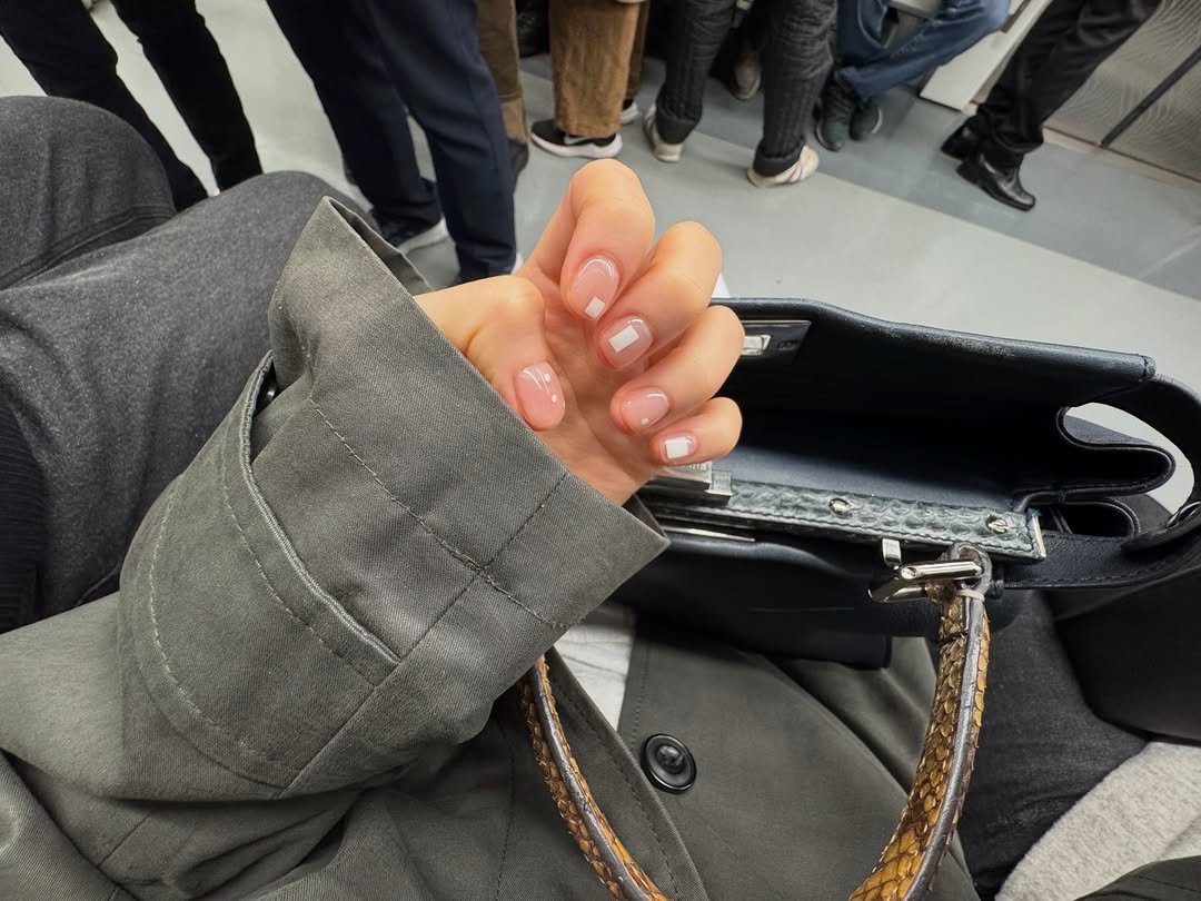 Photo shared by 아방 on February 28, 2026 tagging @soroniee_. May be an image of one or more people, fingernails, duffle coat, parka and text.