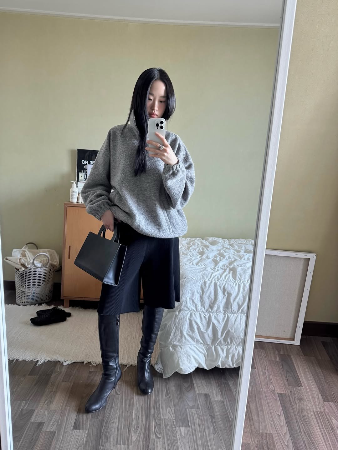 Photo shared by 아방 on January 28, 2026 tagging @bal_ance.official. May be an image of cardigan, sweatshirt, turtleneck, boots and text.