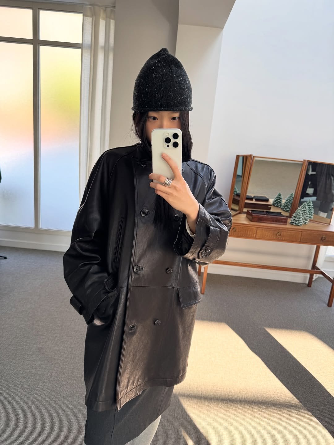 Photo shared by 아방 on December 01, 2025 tagging @nothingwritten.kr. May be an image of duffle coat, overcoat, goosedown coat, jacket, beret, parka and text.