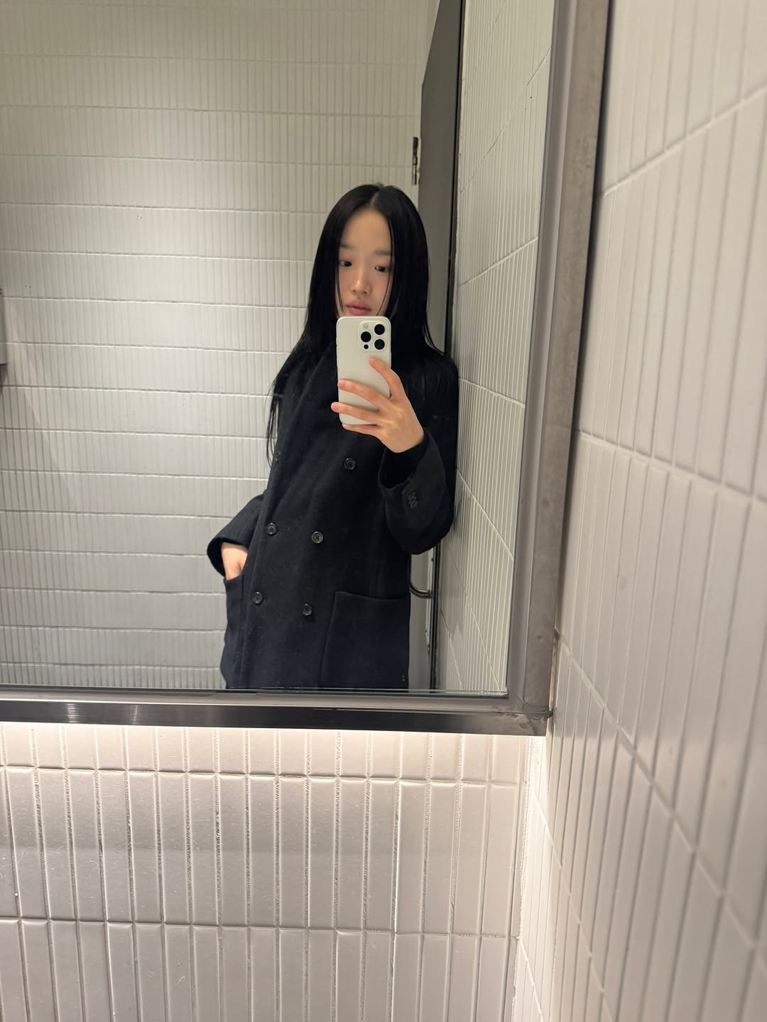 Photo by 아방 on January 22, 2026. May be a selfie of duffle coat, overcoat, mirror, parka and text.