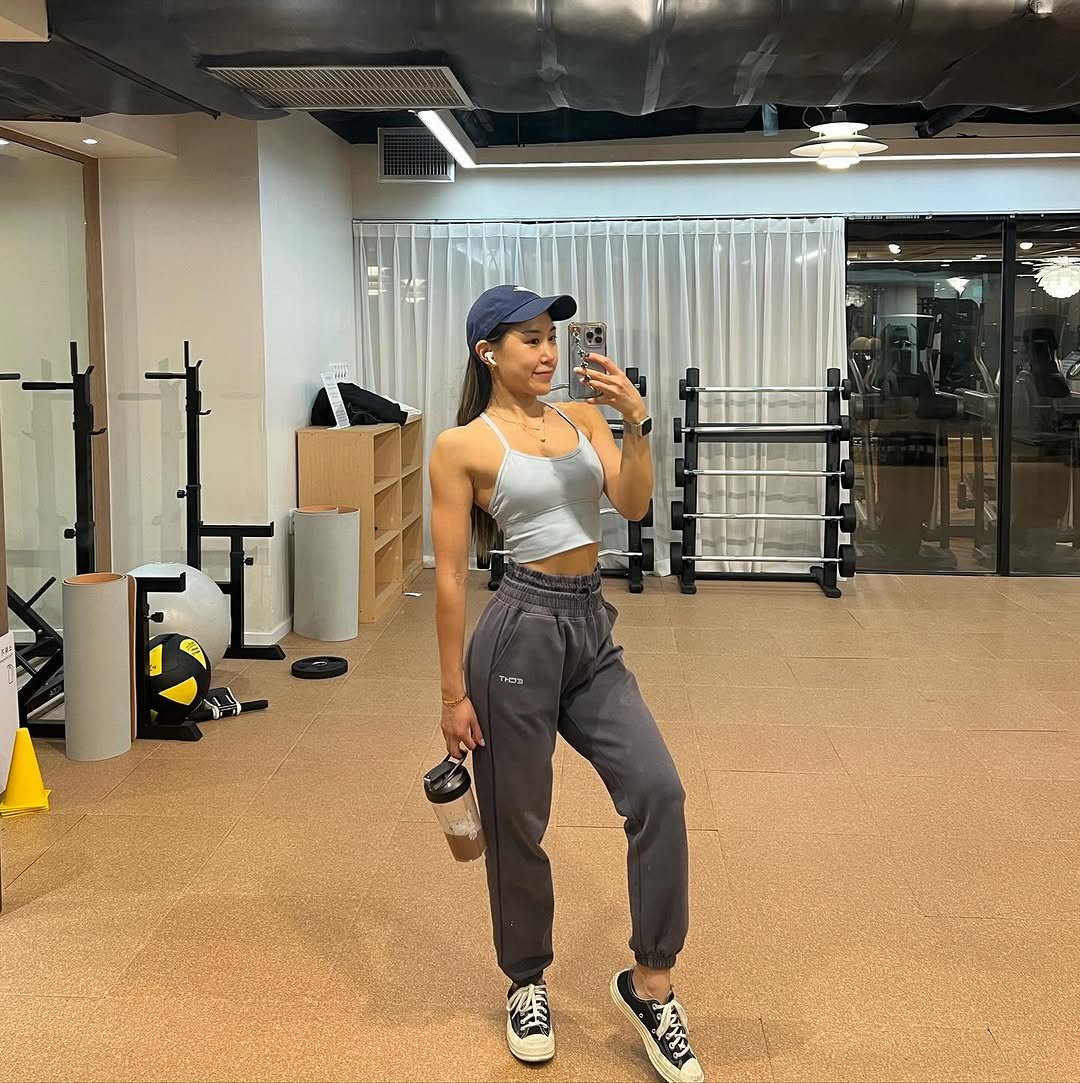 Photo by 서나 Sona | 시드니피티 • Sydney pt on July 17, 2025. May be an image of 1 person, biceps, activewear, sweatpants, sportswear, dumbbell and text.
