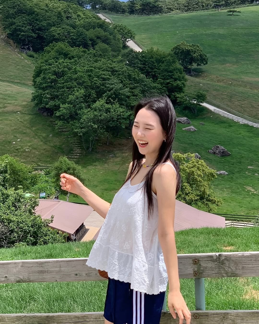 Photo by 송타민 | 팔로우하면 이뻐짐😌 on July 14, 2025. May be an image of outdoors.