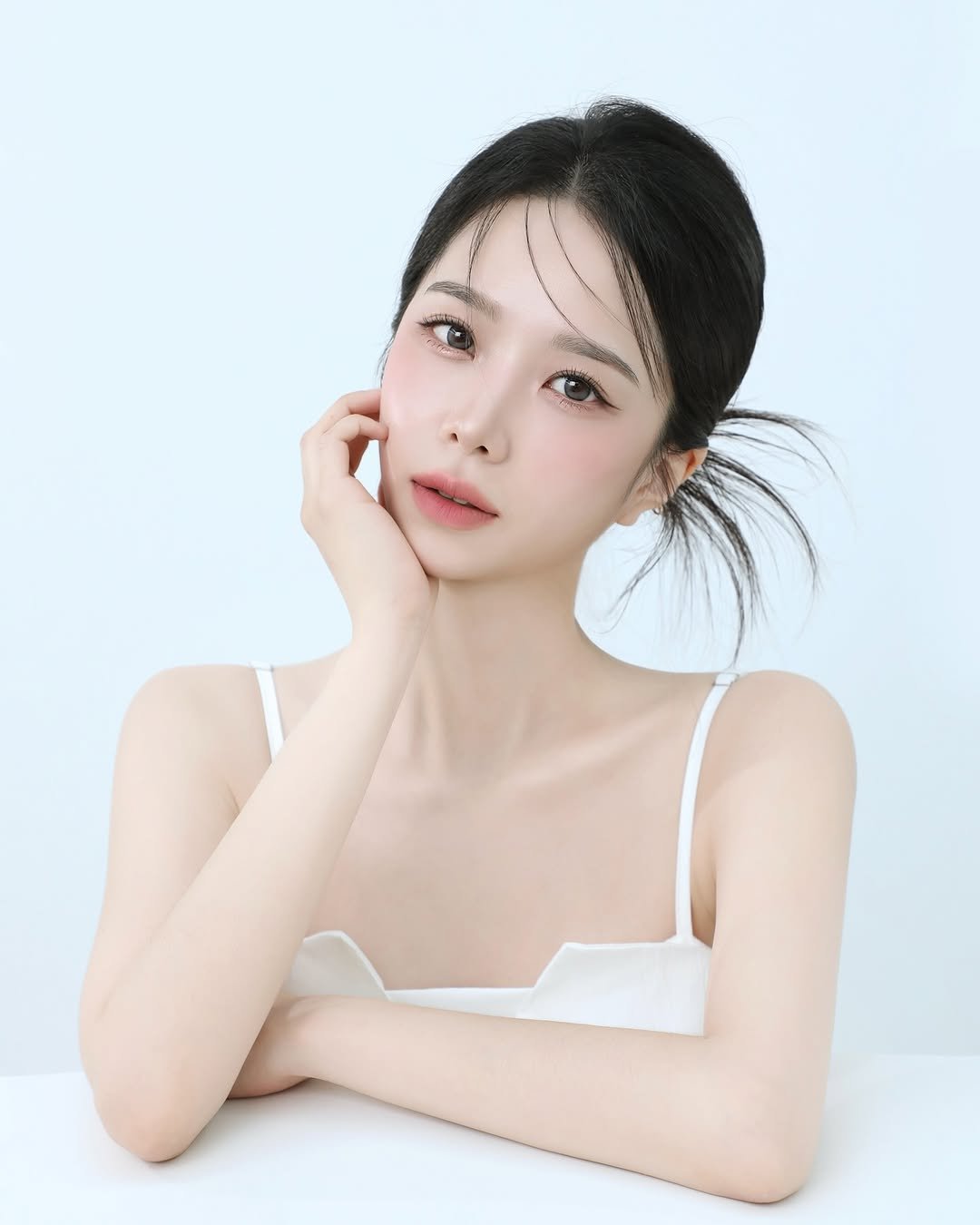 Photo shared by 송유진🫧언박싱 데일리룩 코디추천 여자코디 on August 06, 2025 tagging @studioelle_id, @art_jiso_official, and @brow_newjin. May be an image of 1 person, hair, makeup and text.