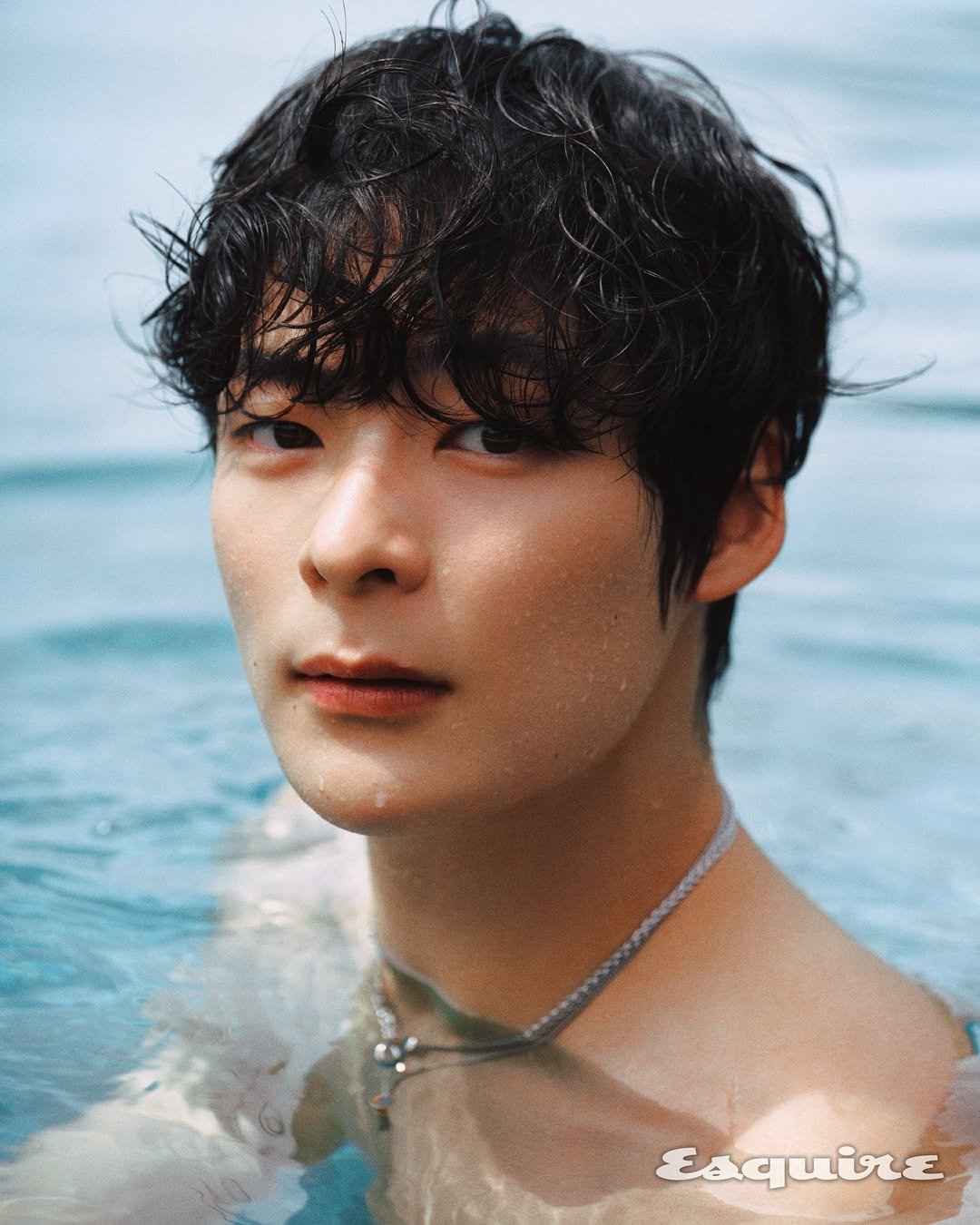 Photo shared by 에스콰이어 코리아 on November 19, 2024 tagging @songgeonhee.