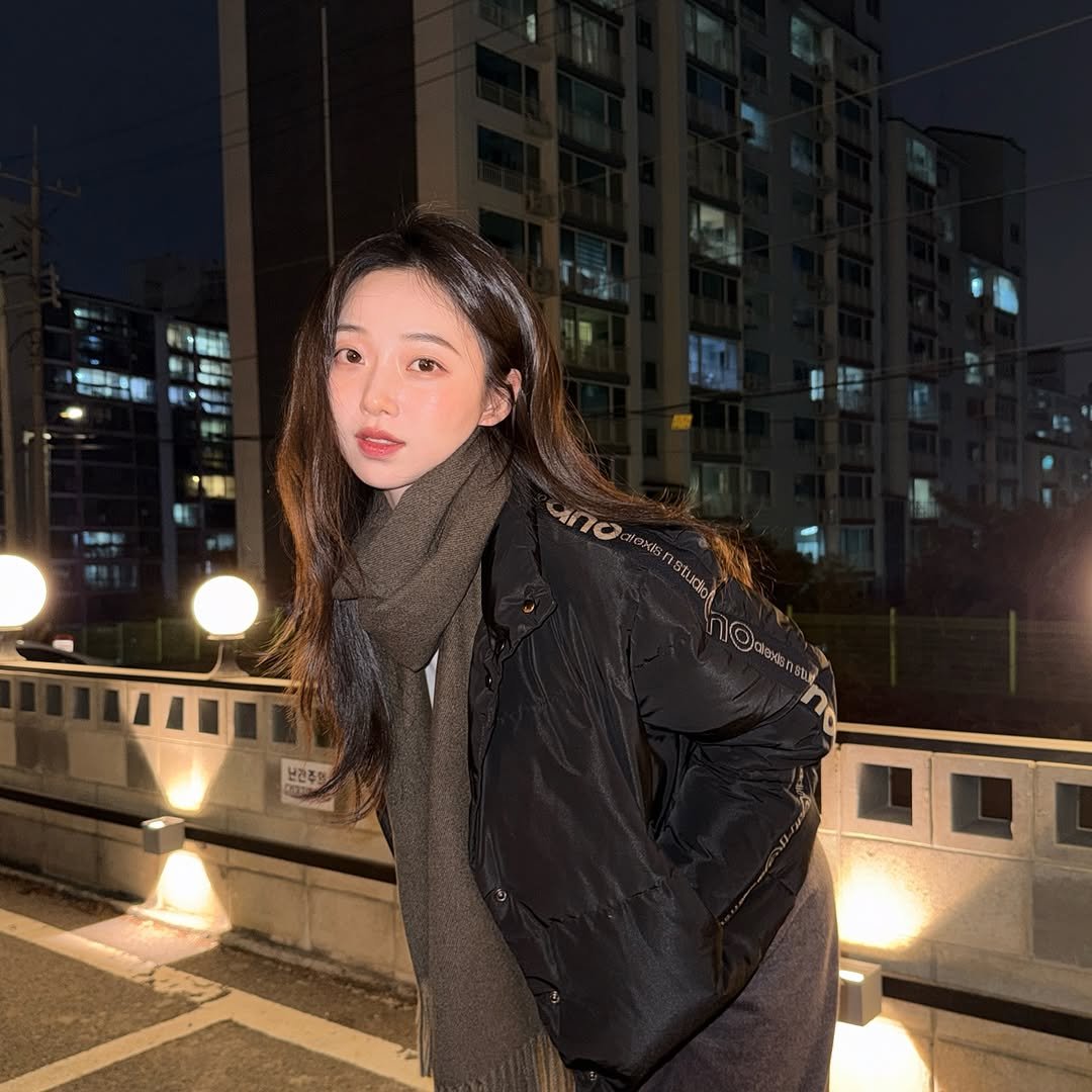 Photo by 송자영 SONG JA YOUNG on February 27, 2026. May be an image of duffle coat, goosedown coat, parka, jacket and text.