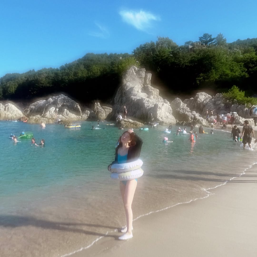Photo by 송자영 SONG JA YOUNG on August 11, 2025. May be an image of 5 people, beach, ocean, Durdle Door and text.