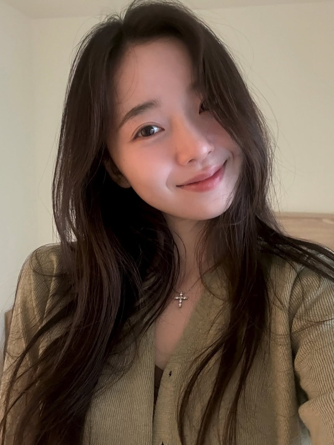 Photo by 송자영 SONG JA YOUNG on September 28, 2025. May be a selfie of 1 person, hair, turtleneck and text.