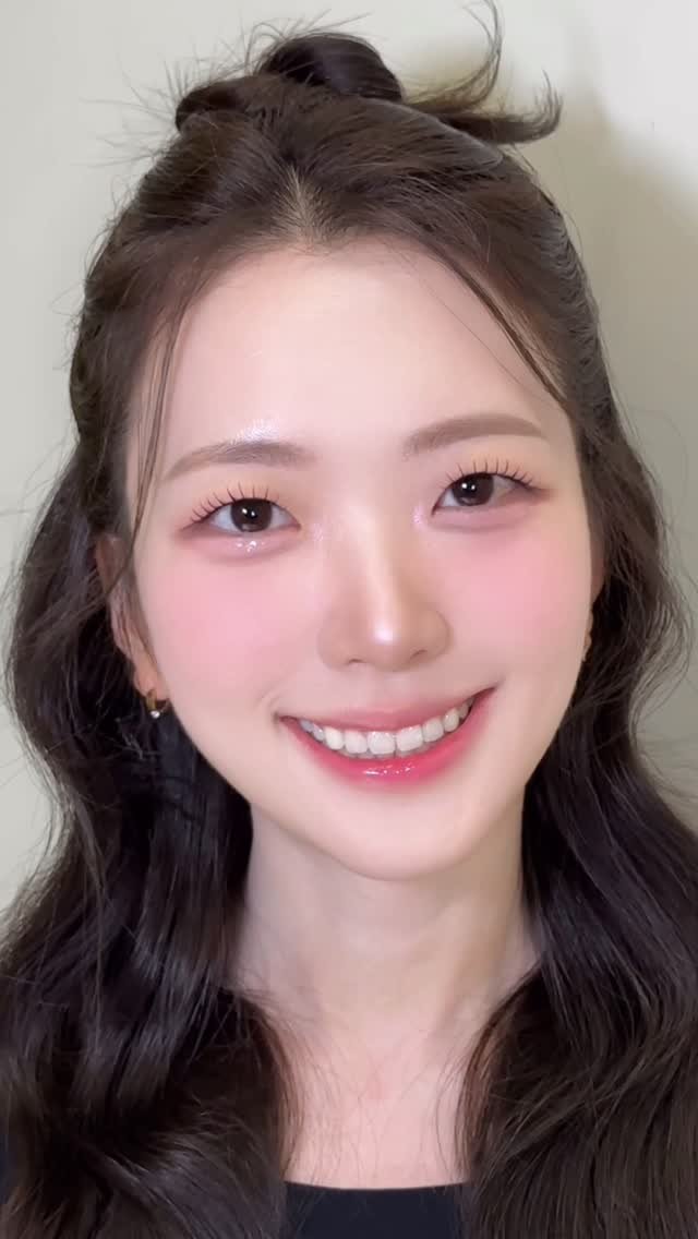 songmakeup__ 게시물 이미지: ⠀ 
사랑스러운 가시번 반묶음에 
핑크 메이크업 🌷💗
웨딩촬영 메이크업으로 색감이...