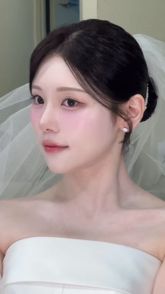 songmakeup__ 게시물 이미지: ⠀ 
신부님이 원하셨던 느낌 모두모두 담아 
맑고 화사하게 해드린 웨딩본식 메이크업...
