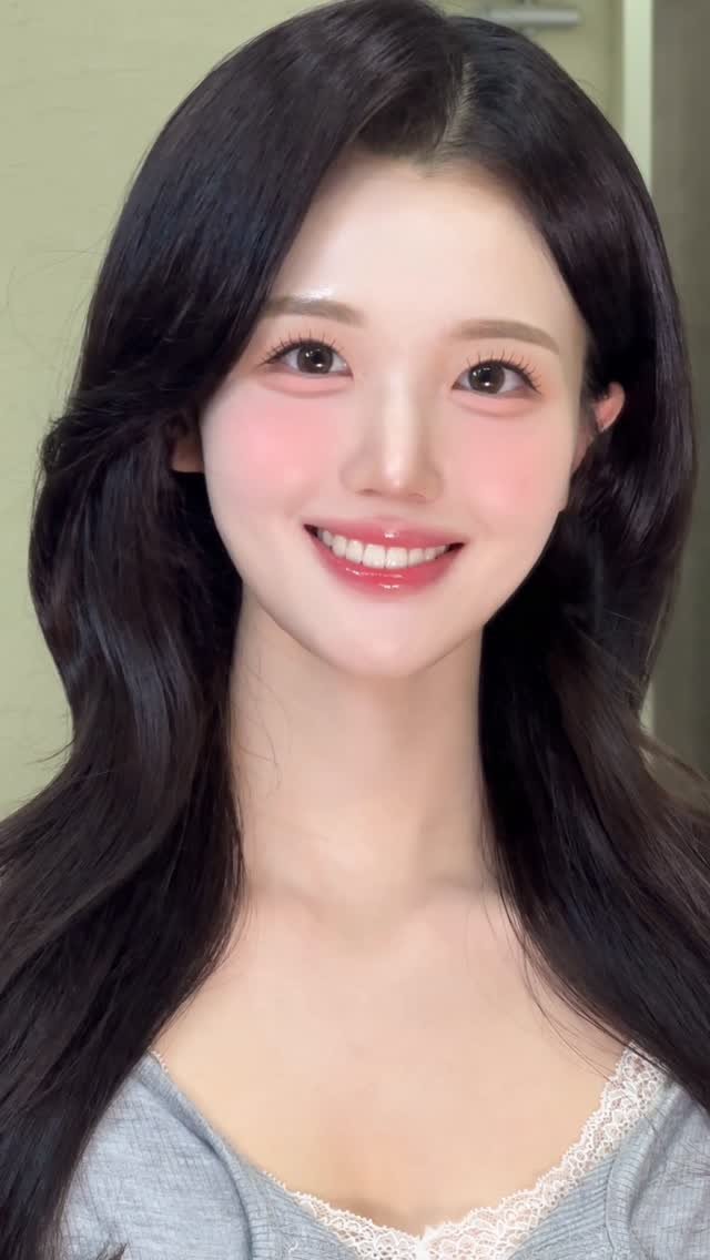 songmakeup__ 게시물 이미지: ⠀ 
아나운서 메이크업은 영상에 잘 담기도록
또렷하고 화사하게 ✨🤍
코랄메이크업...