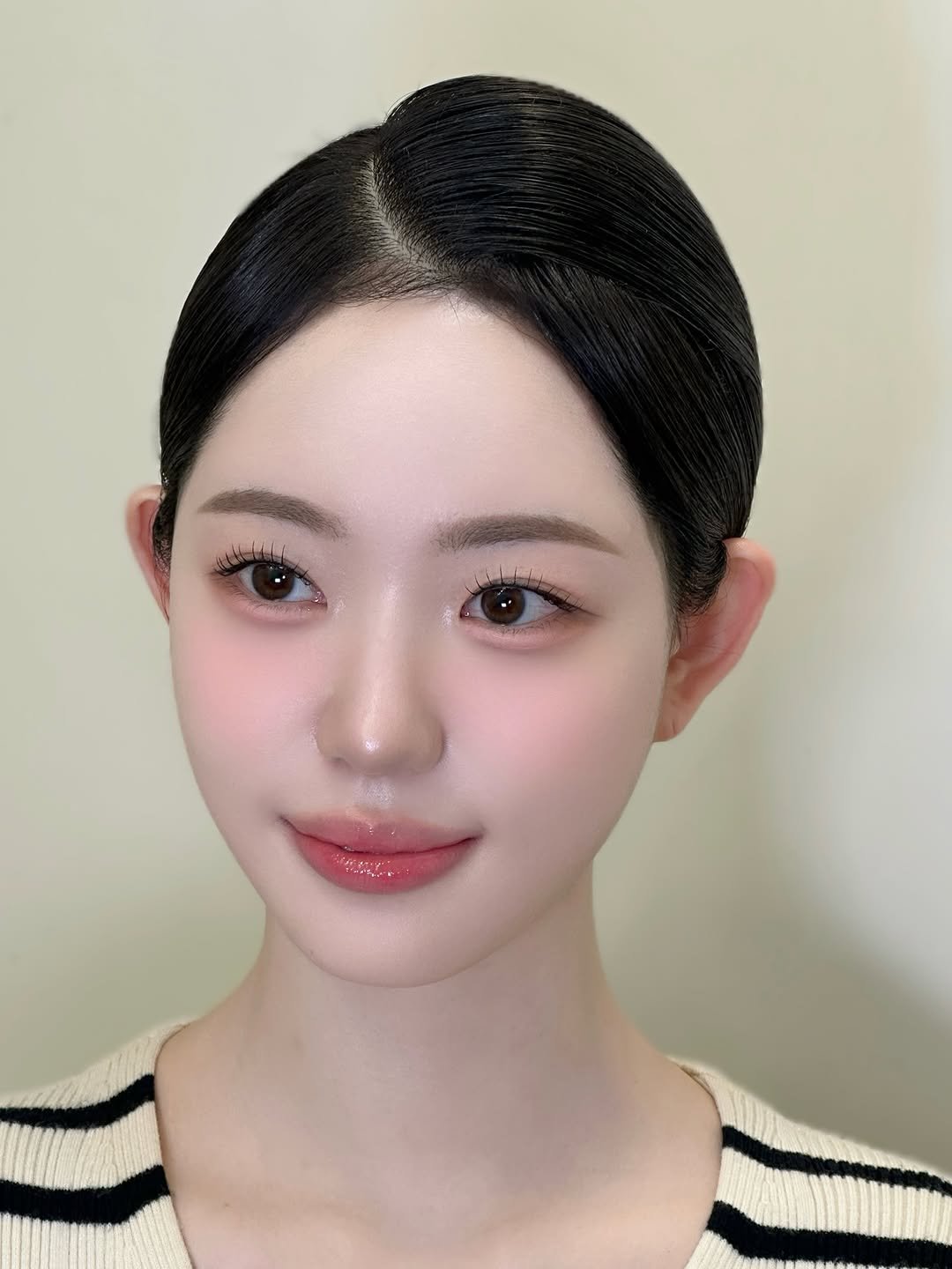 Photo shared by 프롬헤어메이크업 송이원장 👩🏻‍🎨 on December 23, 2025 tagging @dabin_bboo. May be an image of one or more people, braids, makeup and text.