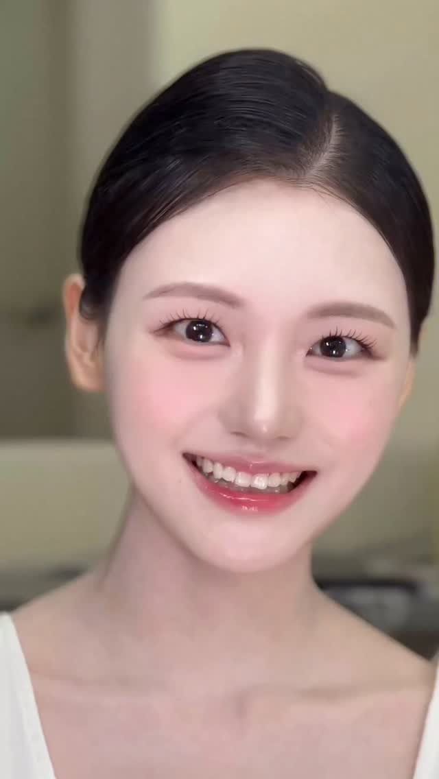 songmakeup__ 게시물 이미지: ⠀ 
복숭아빛 코랄핑크 메이크업으로 
화사하게 🫶🏻✨🍑
속눈썹펌이 되어있어서...