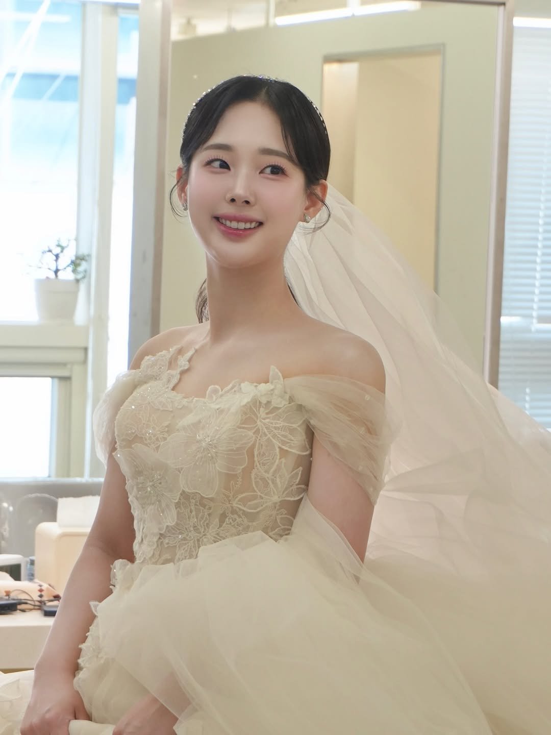 Photo shared by 프롬헤어메이크업 송이원장 👩🏻‍🎨 on April 26, 2026 tagging @dabin_bboo. May be an image of one or more people, hair, dress, wedding and text.