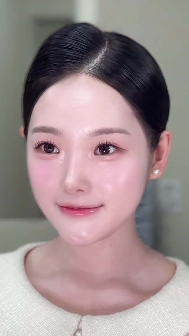 songmakeup__ 게시물 이미지: ⠀ 
촉촉한 피부표현 원하셔서
광채나는 화사한 피부로 💫🫶🏻🤍
촉촉한 표현도...