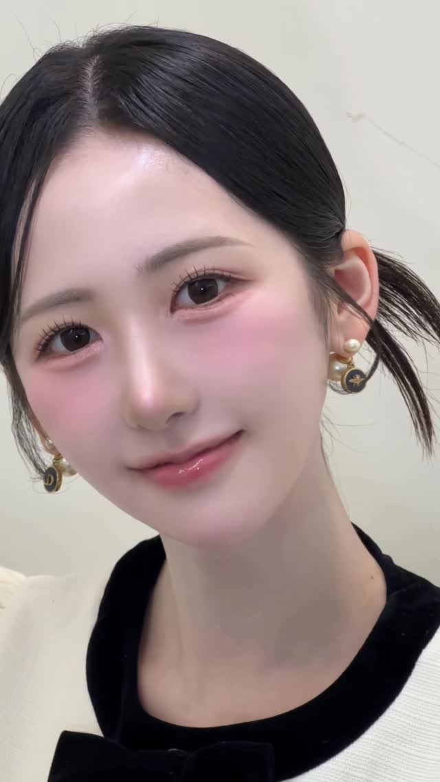 songmakeup__ 게시물 이미지: ⠀ 
맑은 핑크메콥 🌸💗💞💖
핑크메이크업 촌스러워지지 않게 하는법 
립을 뉴트럴하게...