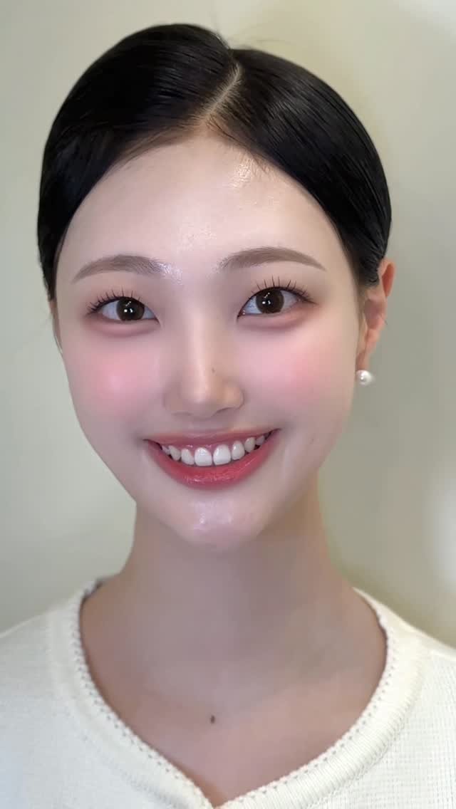 songmakeup__ 게시물 이미지: ⠀ 
맑고 화사한 코랄핑크 
승무원메이크업 🍑💗✨

ᴍᴀᴋᴇᴜᴘ...