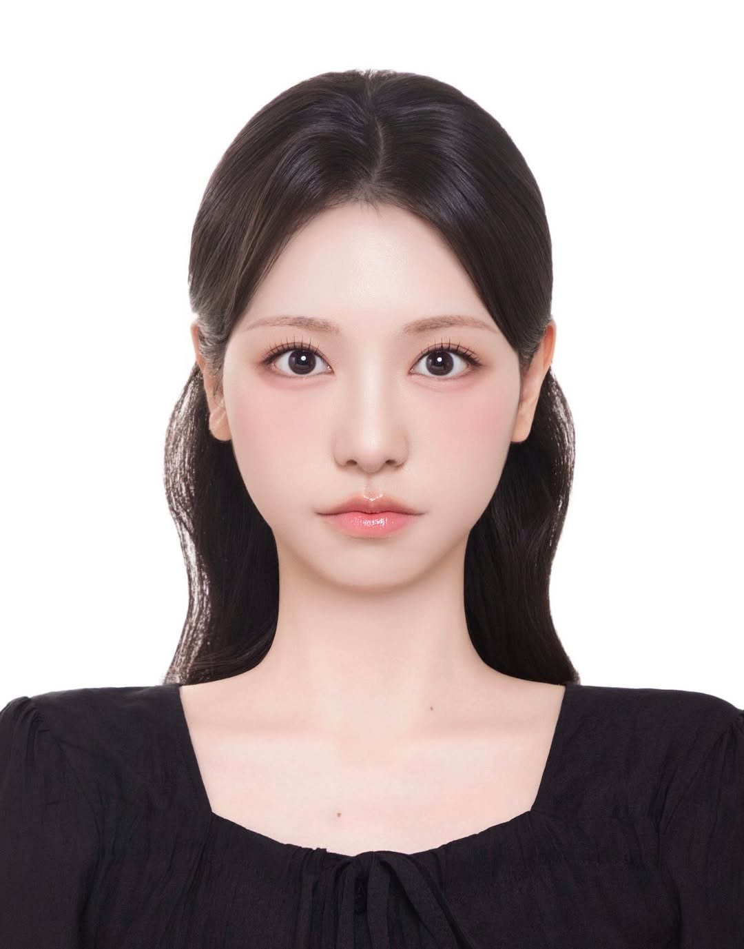 Photo shared by 프롬헤어메이크업 송이원장 👩🏻‍🎨 on April 22, 2026 tagging @dabin_bboo. May be an image of one or more people, makeup, hair and text.