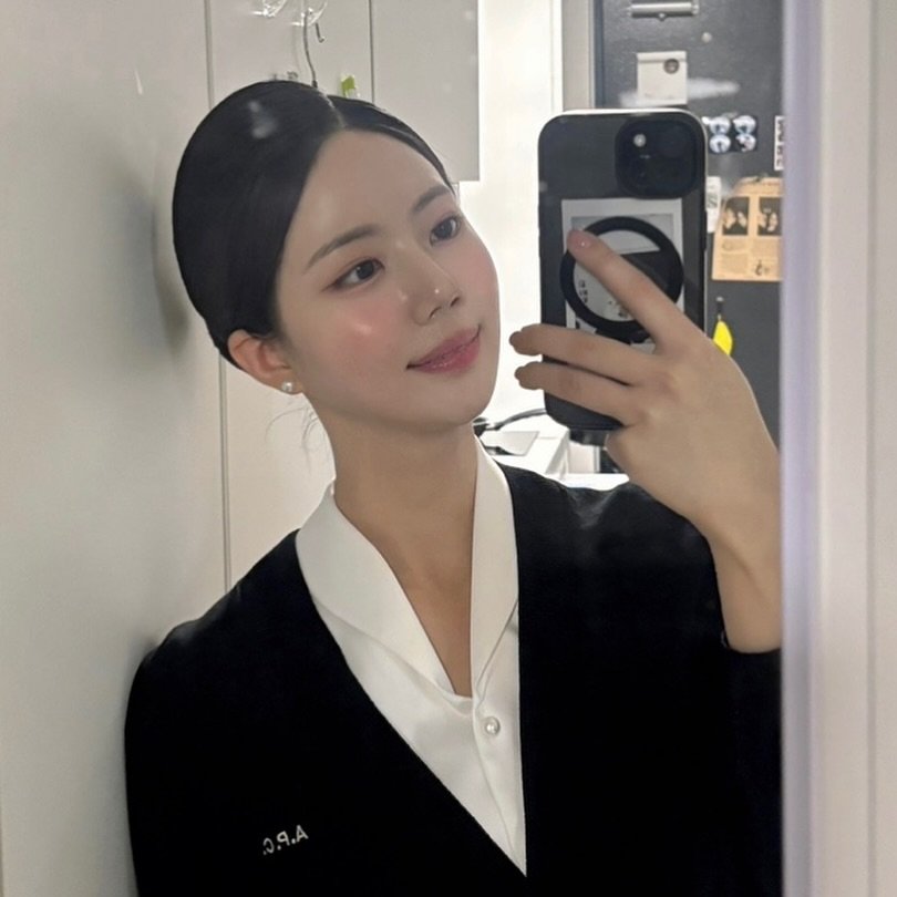 Photo shared by 프롬헤어메이크업 송이원장 👩🏻🎨 on May 01, 2025 tagging @dabin_bboo. May be a selfie of 1 person, hair, mirror, top and text.