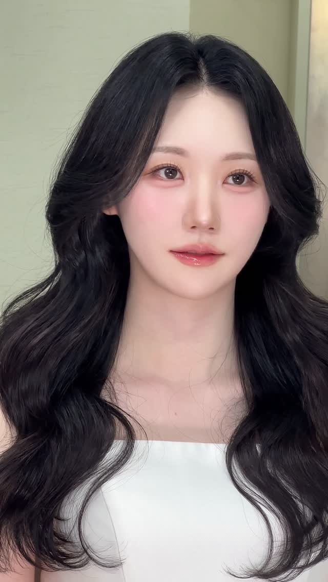 songmakeup__ 게시물 이미지: ⠀ 
아름다우셨던 웨딩촬영 신부님 👰🏻‍♀️🪽
눈매는 깊이감있게 
베이지 브라운...