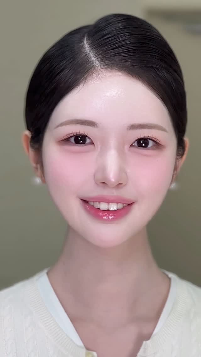 songmakeup__ 게시물 이미지: ⠀ 
복숭아같아 .. 🍑🍑🤍
맑은 핑크톤으로 화사하게 해드린 
승무원 면접 메이크업...