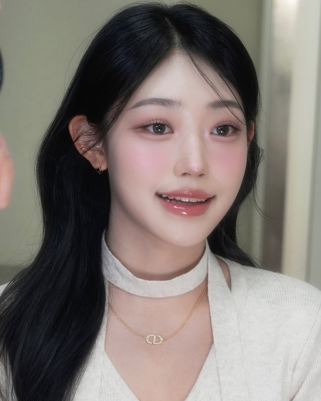 Photo shared by 프롬헤어메이크업 송이원장 👩🏻🎨 on May 07, 2025 tagging @dabin_bboo. May be a closeup of 1 person, hair, makeup and text.