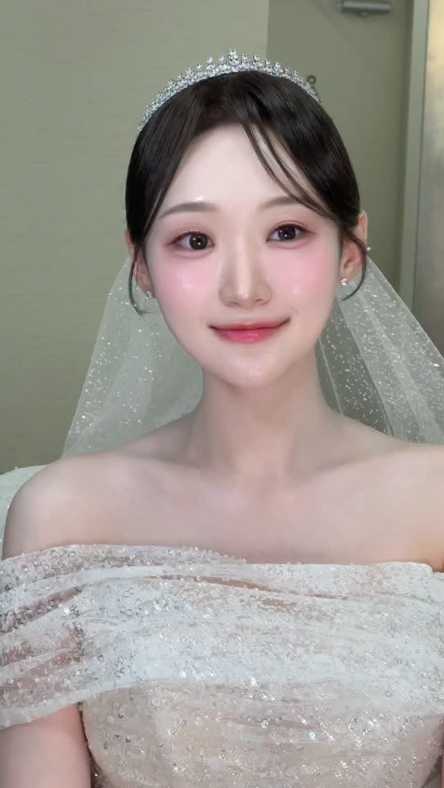 songmakeup__ 게시물 이미지: ⠀ 
넘 아름다우셨던 신부님 웨딩데이 👰🏻‍♀️🤍🪽
어두운 홀, 화려한 비즈드레스에...