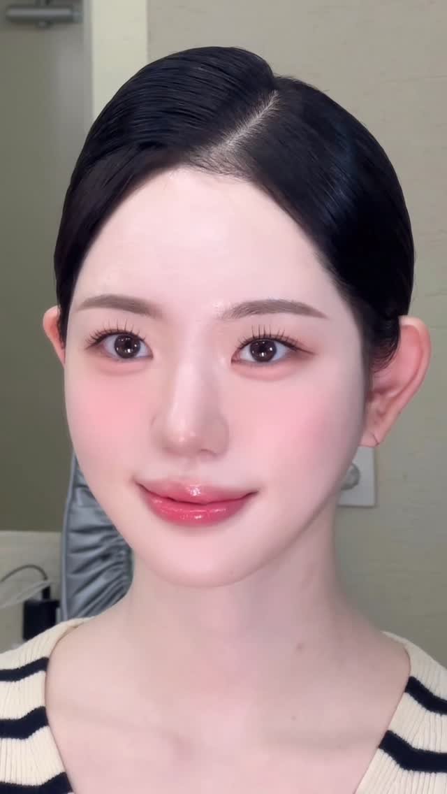 songmakeup__ 게시물 이미지: ⠀ 
자연스럽고 화사한 코랄메이크업 ! 🍑🧡
비대칭이 고민인 고객님께 
한쪽 눈에만...