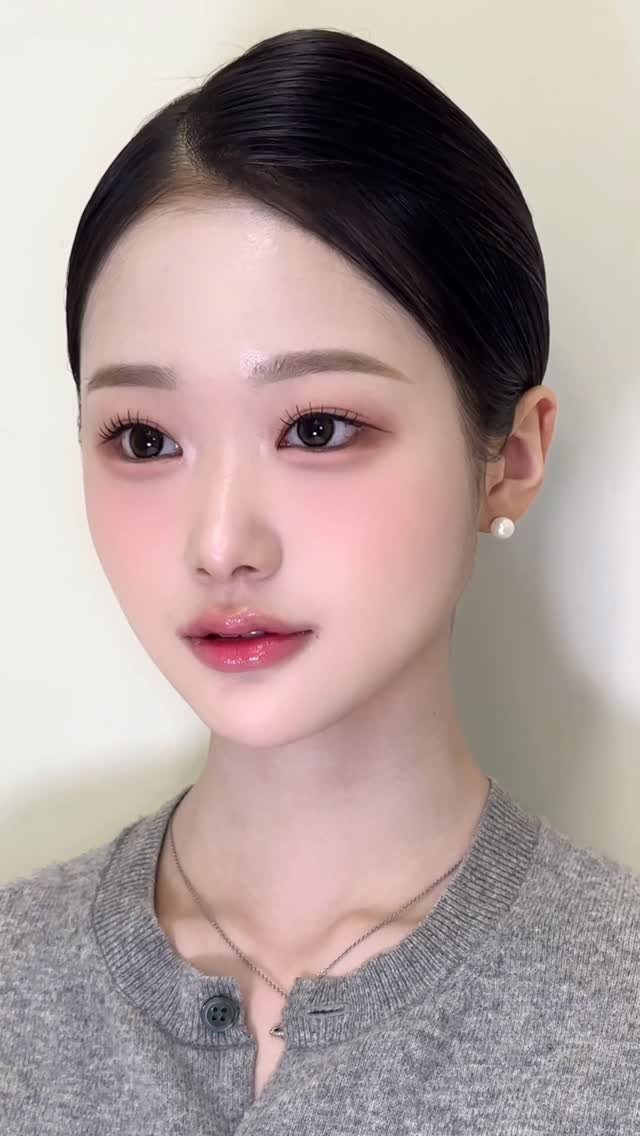 songmakeup__ 게시물 이미지: ⠀ 
한땀 한땀 메이크업 디테일 담아 .. 🤍✨
무화과 한방울 코랄핑크 메이크업...