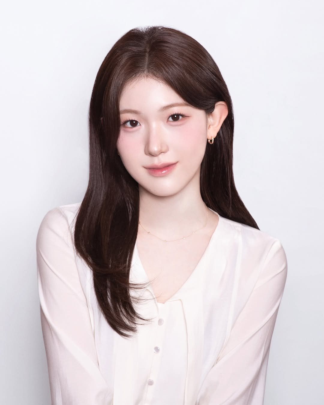 Photo shared by 프롬헤어메이크업 송이원장 👩🏻‍🎨 on December 28, 2025 tagging @dabin_bboo. May be an image of one or more people, hair, top and text.