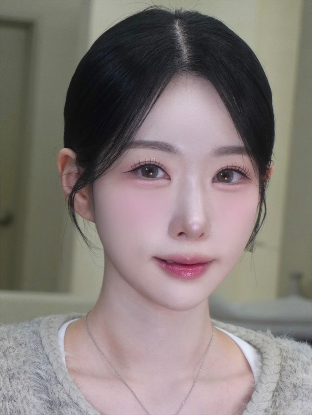 Photo shared by 프롬헤어메이크업 송이원장 👩🏻‍🎨 on November 07, 2025 tagging @thesaem.official, @diorbeauty, @holikaholika_official, @sheglam_official, @dasique_official, @ccambbak_official, @dabin_bboo, @nobev_official, @aoucosmetics, and @uamond_official. May be an image of one or more people, makeup, hair and text.