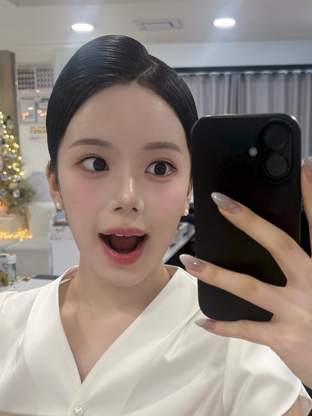 Photo shared by 프롬헤어메이크업 송이원장 👩🏻‍🎨 on February 14, 2026 tagging @dabin_bboo. May be a selfie of one or more people, braids and text.