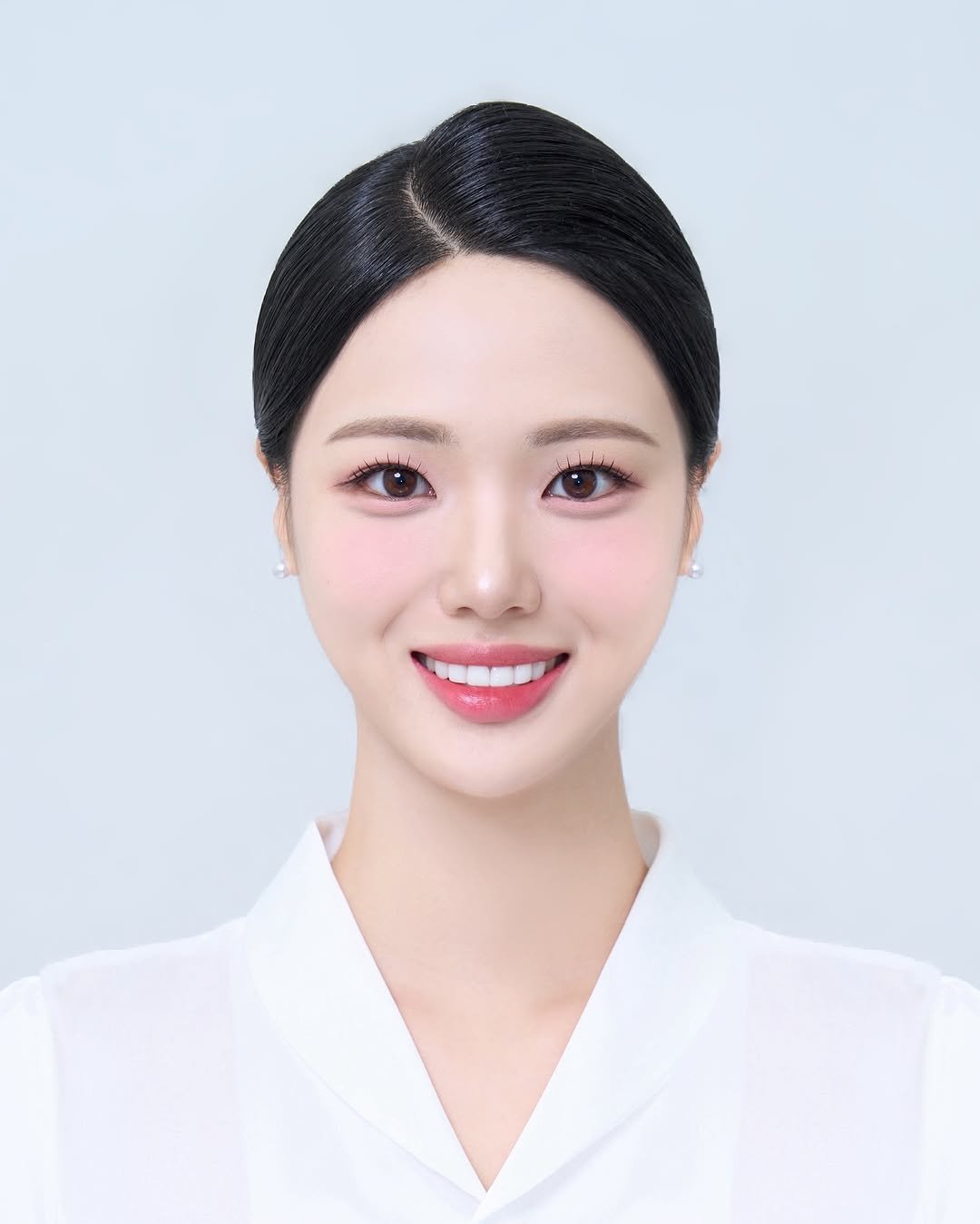 Photo shared by 프롬헤어메이크업 송이원장 👩🏻‍🎨 on September 30, 2025 tagging @dabin_bboo. May be an image of 1 person, braids, makeup and text.