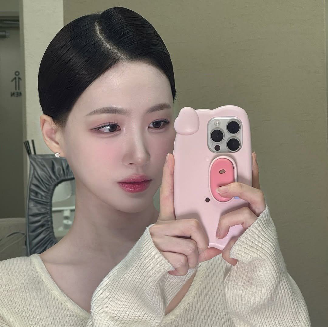 Photo by 프롬헤어메이크업 송이원장 👩🏻🎨 on May 05, 2025. May be a selfie of 1 person, hair, makeup, phone, mirror and text.