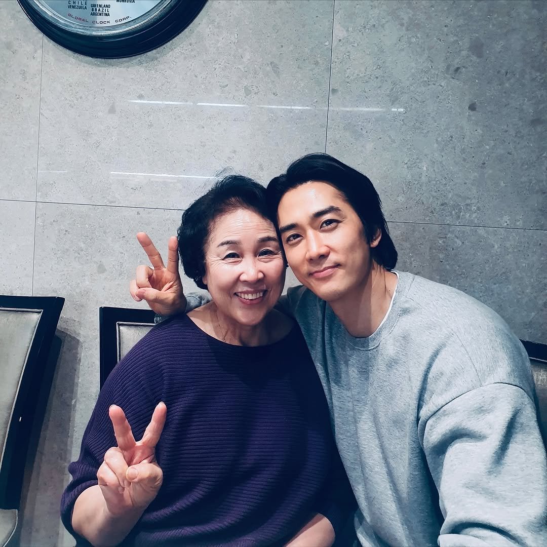 songseungheon1005 게시물 이미지: 엄마!
그동안 너무 고생 많았어요.
이제는 아픔 없는 곳에서 편히 쉬세요.
우리...