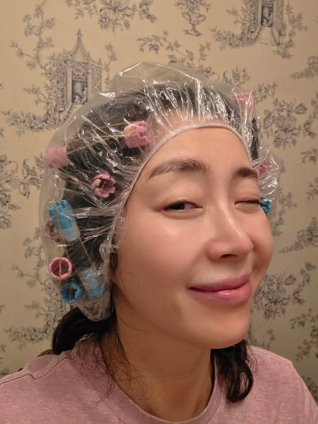 Photo by yoona on November 15, 2025. May be an image of one or more people, hair, hair dryer, tinfoil and text.