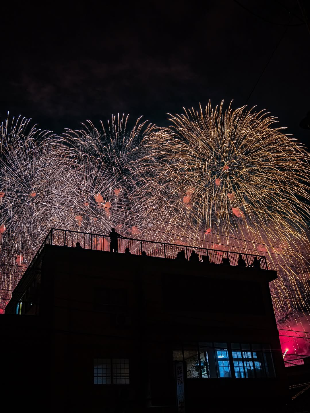 soni_tokyo 게시물 이미지: 🎆 나가오카 하나비를 즐기는 사람들을 카메라에 담아봤어요. 마을에서 보는 일본 3대...
