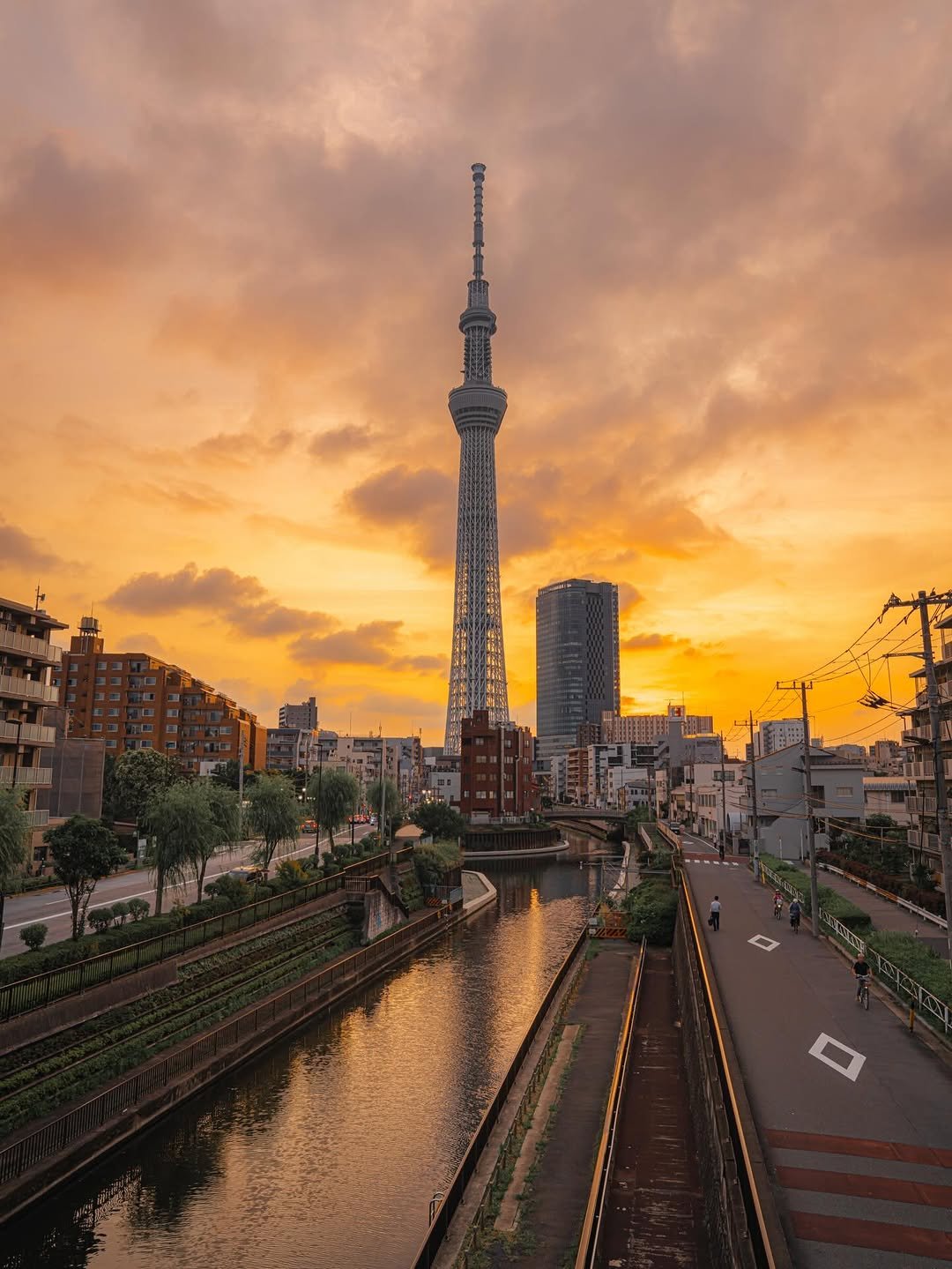 soni_tokyo 게시물 이미지: 🌇 진한 노을빛을 머금은 스카이트리는 한순간이었지만 마치 도쿄를 밝히는 등대처럼...