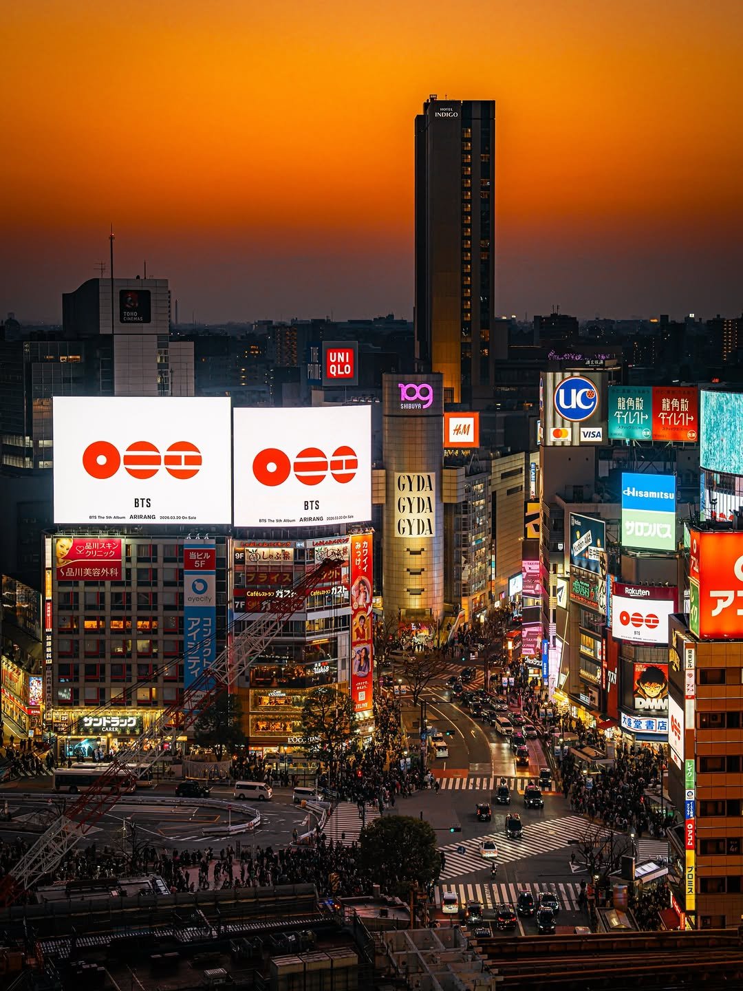Photo by Soni's tokyo life on March 21, 2026. May be an image of one or more people, poster, signboard, twilight, street, skyscraper, tower, buildings and text.