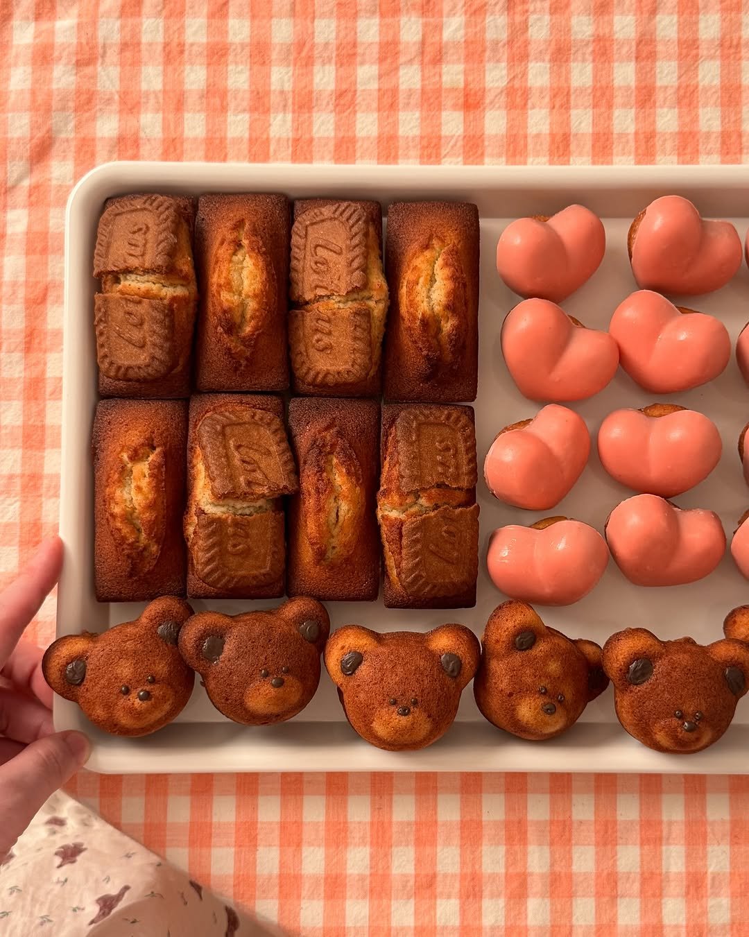 Photo by 소니 on September 13, 2025. May be an image of baguette, cake, gingerbread cookie and text.