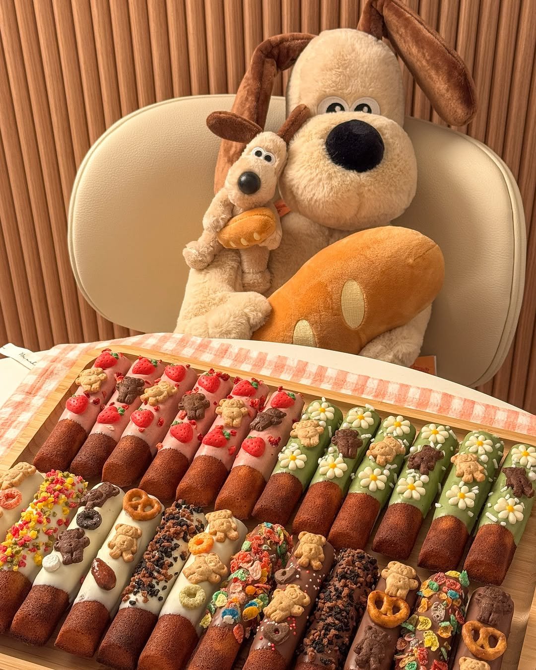 Photo by 소니 레시피 on November 10, 2025. May be an image of breadstick, chocolate bar, pretzel, eclair, wafer and text.