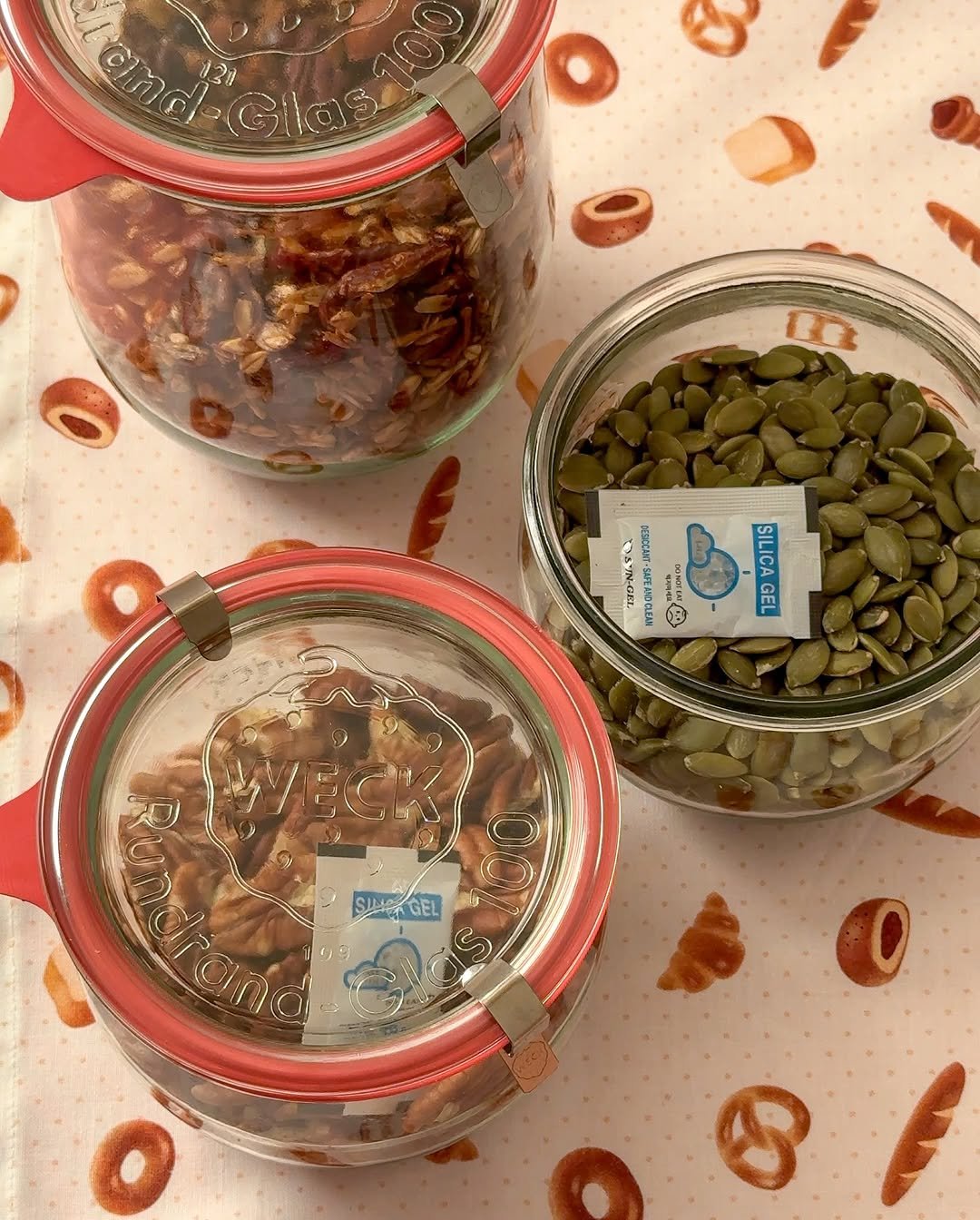 Photo by 소니 on August 31, 2025. May be an image of almonds, granola, spice, raisin, pecans and text.