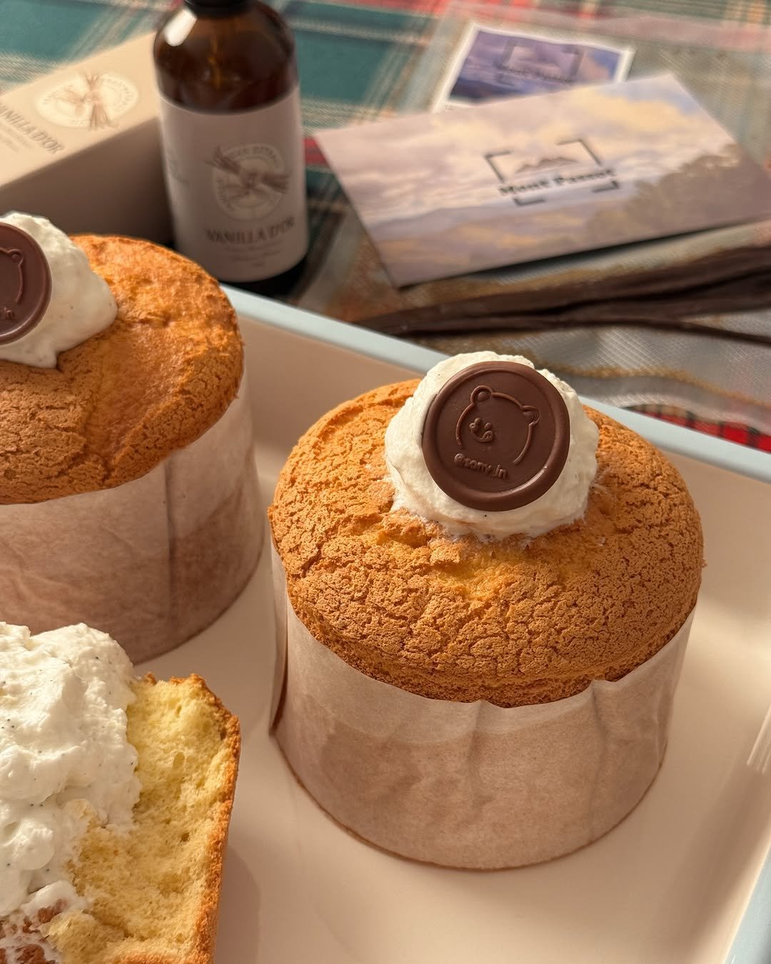 Photo by 소니 레시피 on December 18, 2025. May be an image of chiffon cake, souffle, baguette, coconut macaroon, cheesecake, cornbread, eclair and text.