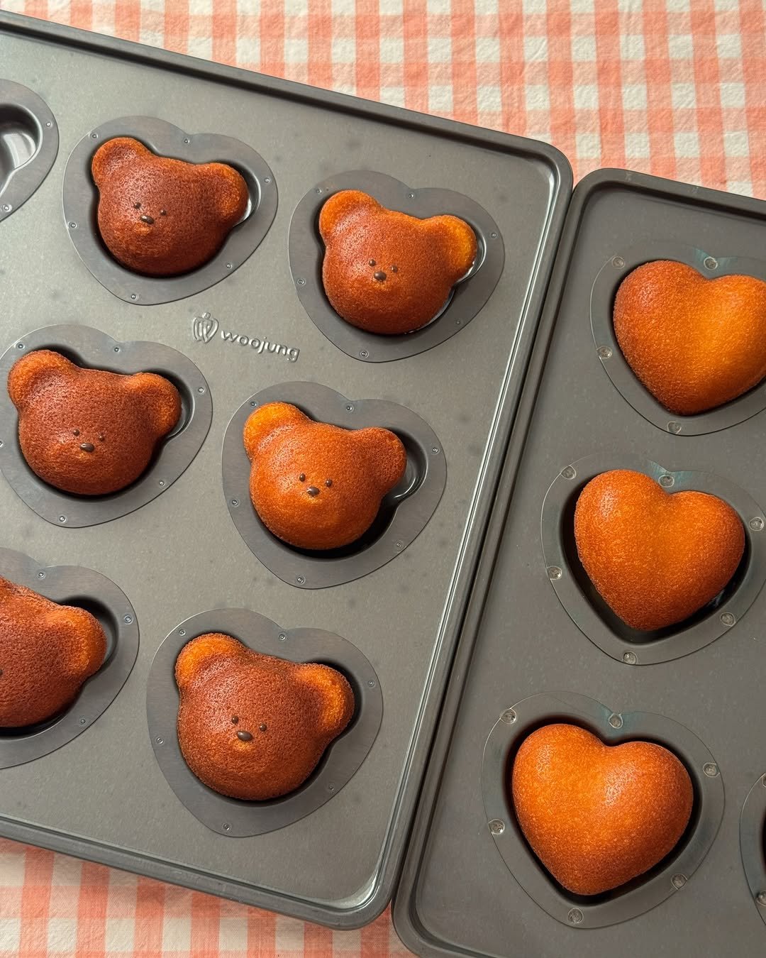 Photo shared by 소니 레시피 on February 02, 2026 tagging @ewoojung. May be an image of heart, cupcake, muffin, baked goods and text.