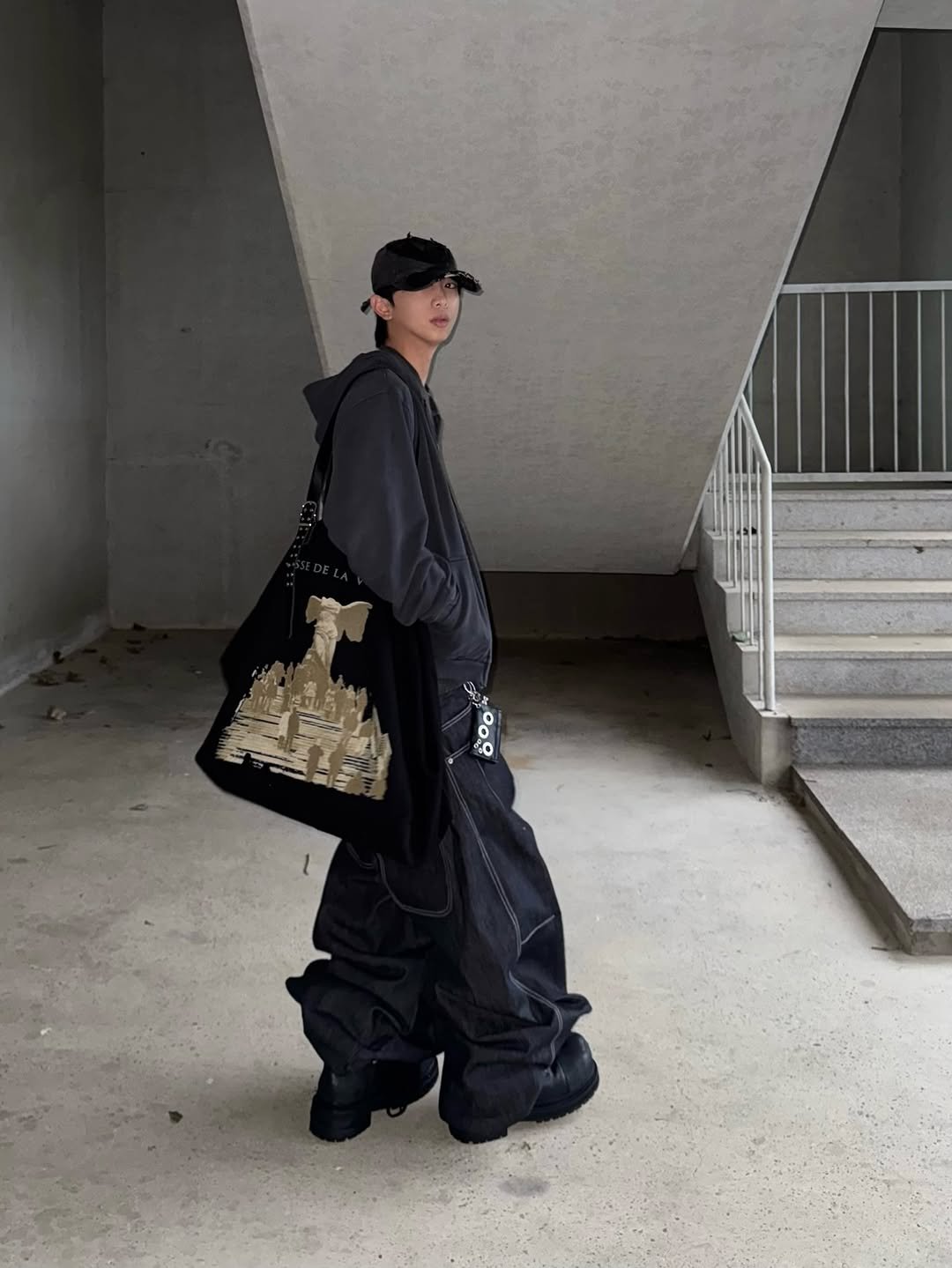 Photo shared by 소코년 sokonyun on October 07, 2025 tagging @soulesures, @ifeelluckyarchive, @carnetarchive, @koinseoul, @qualisartifexpereo_, @trendspace.kr, and @karas.kr. May be an image of 1 person, tool bag, sling, sweatpants and text.