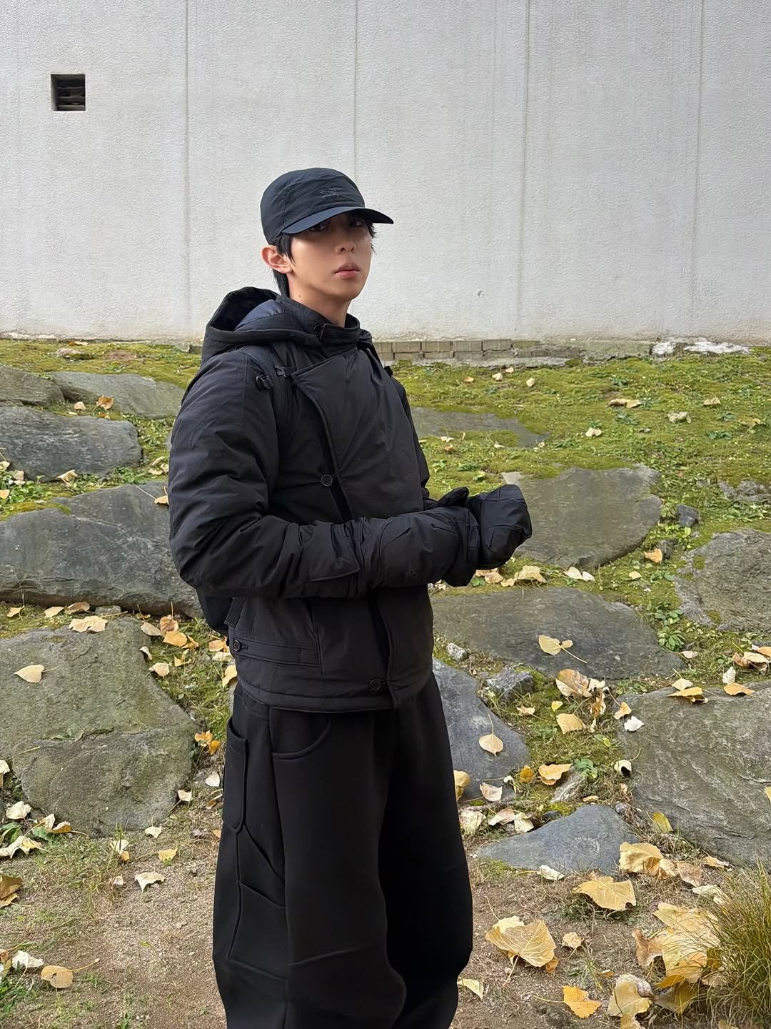 Photo shared by 소코년 sokonyun on November 21, 2025 tagging @arcteryx, @mjd_official, and @symmetricalsociety. May be an image of goosedown coat, duffle coat, hat and overcoat.