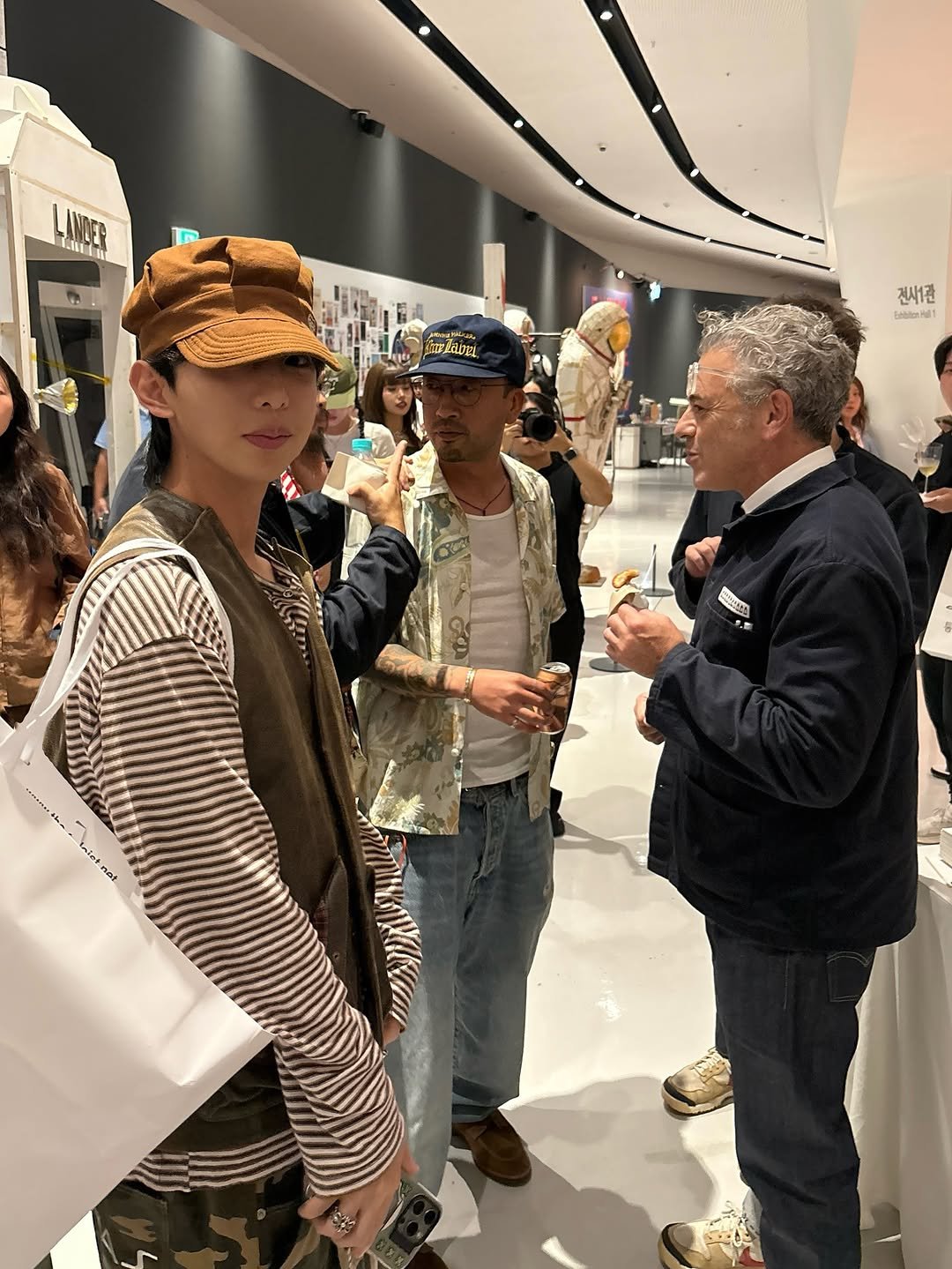 Photo shared by 소코년 sokonyun on September 03, 2025 tagging @tomsachs. May be an image of 5 people, mannequin and text.