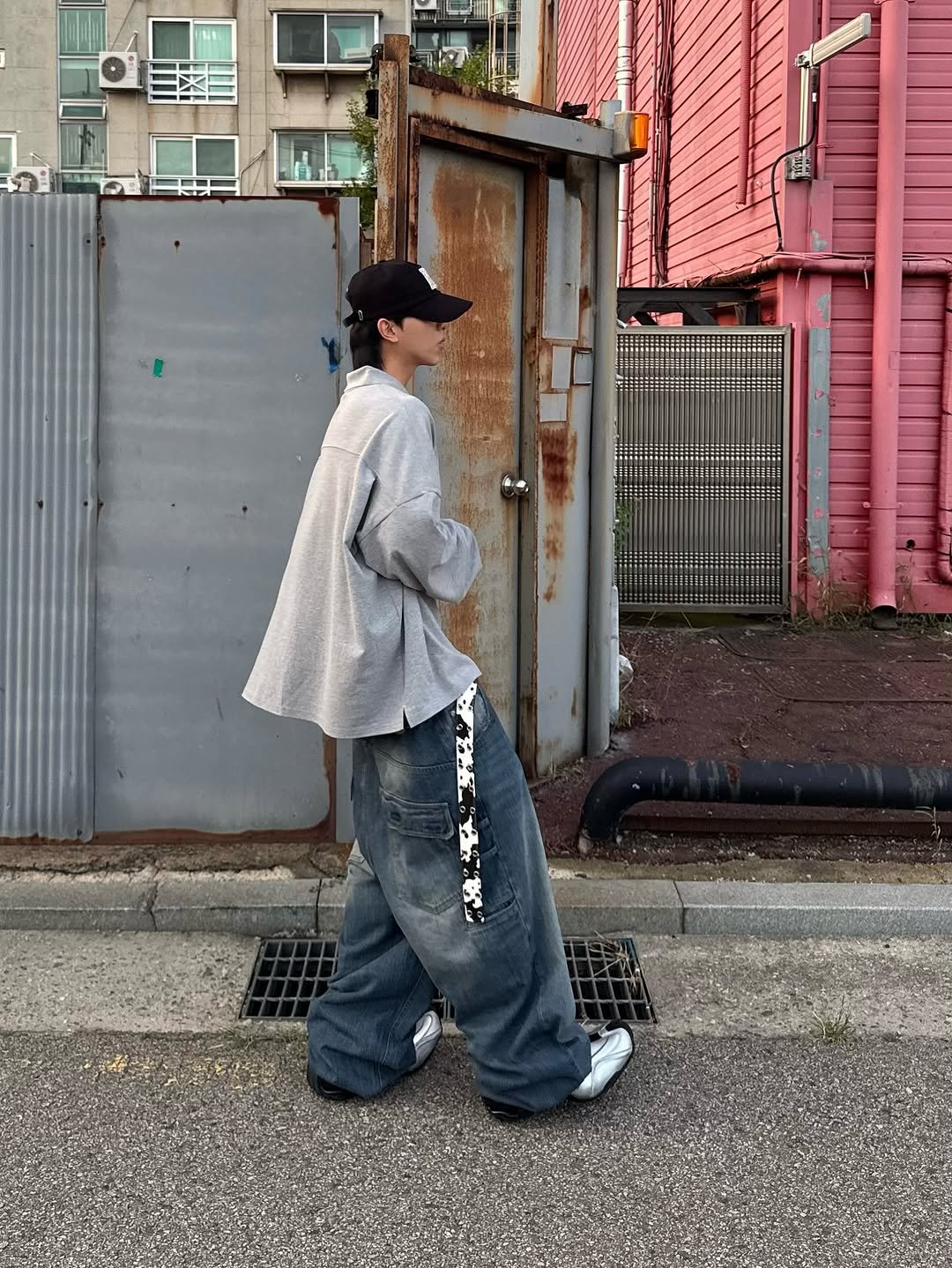 Photo shared by 소코년 sokonyun on August 27, 2025 tagging @balenciaga, @mjd_official, @kamien.kr, and @koinseoul. May be an image of 1 person, sweatpants, street and text.