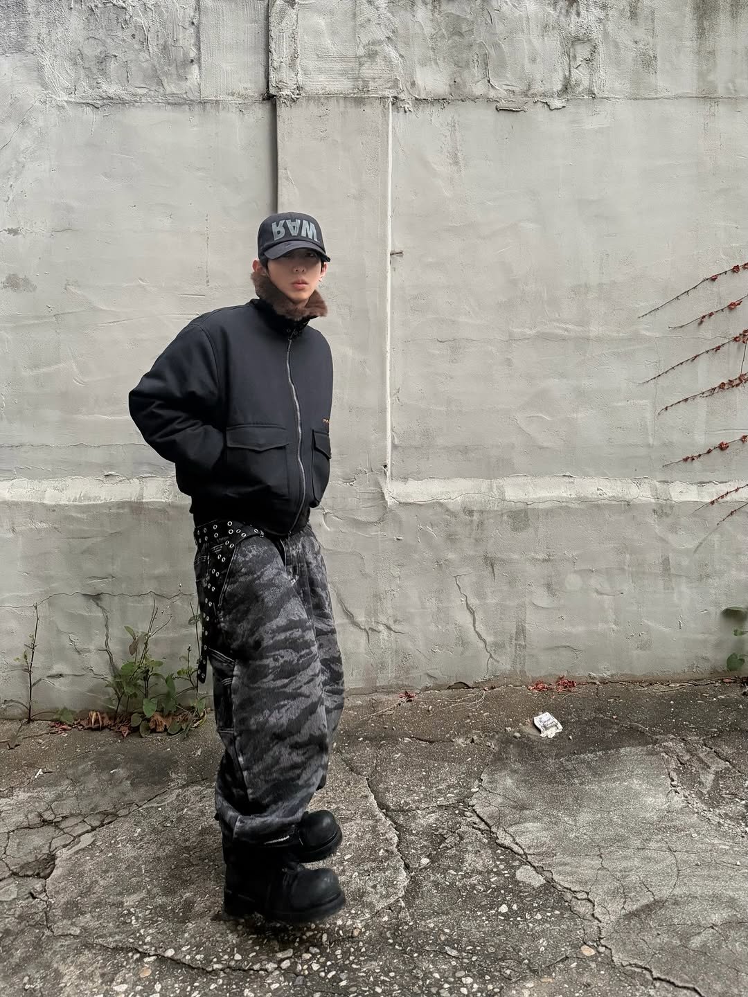 Photo shared by 소코년 sokonyun on November 28, 2025 tagging @soulesures, @wkndrs_official, @etce_official, @wasuniverse, and @koinseoul. May be an image of goosedown coat.