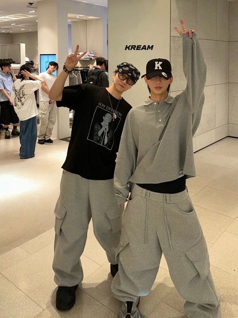 Photo shared by 소코년 sokonyun on August 24, 2025 tagging @lrcece, @mjd_official, @kream.co.kr, @thehyundai_seoul, @kamien.kr, and @koinseoul. May be an image of 4 people, bangs, sweatpants, top and text that says 'KREAM K'.